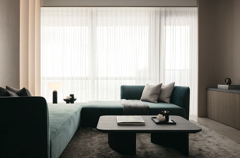 Bộ ghế sofa màu xanh ấn tượng và tạo điểm nhấn cho toàn không gian